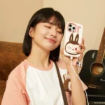 Etui na iPhone’a z napisem „THE MONSTERS Will Get Me If You Like Me” 2