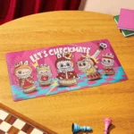 Podkładka na biurko z serii „Labubu The Monsters Let’s Checkmate” 3