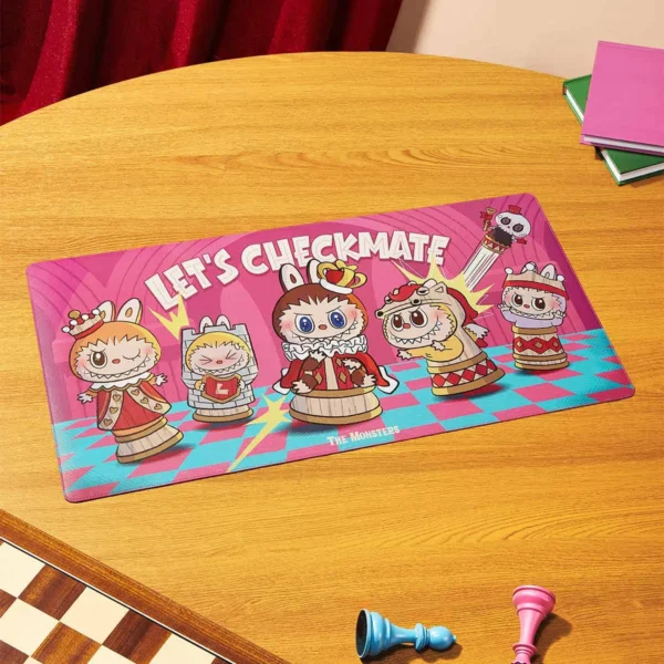 Podkładka na biurko z serii „Labubu The Monsters Let’s Checkmate” 3