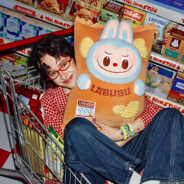 Poduszka Labubu z serii “Potwory Wacky Mart” (Chips) 2